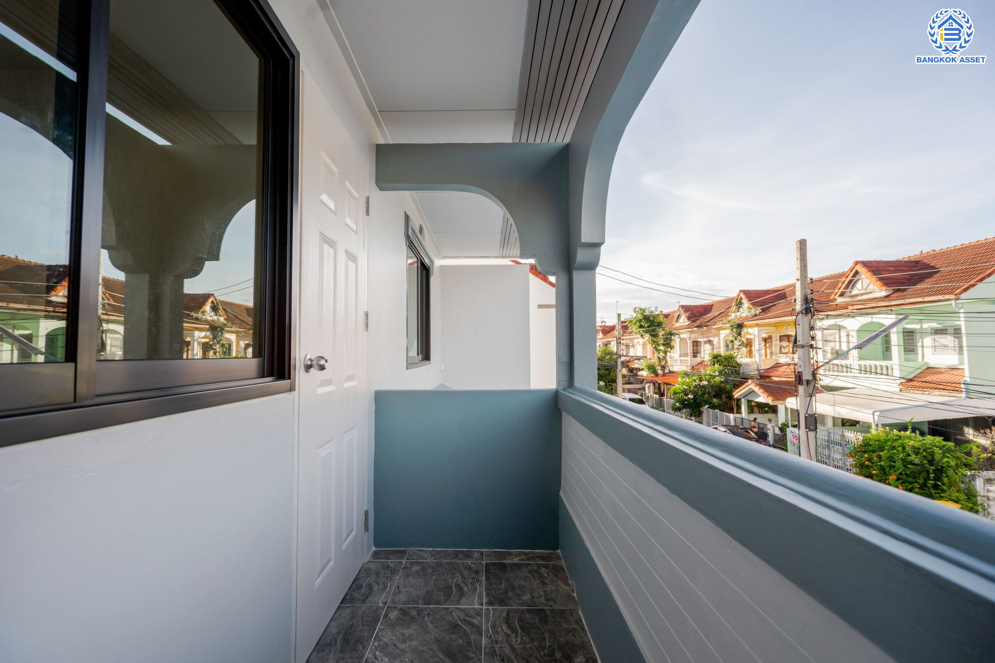 บ้านมือสองตกแต่งใหม่ ม.ซื่อตรง รัตนาธิเบศร์ หลังมุม หน้าโครงการติดรถไฟฟ้า "สถานีไทรม้า"!! เนื้อที่ 34 ตร.ว. ฟังก์ชัน 3 ห้องนอน 3 ห้องน้ำ 1 ห้องอเนกประสงค์ 1 ที่จอดรถ เชื่อมต่อได้หลายเส้นทาง ใกล้ เซ็นทรัลรัตนาธิเบศร์ และทางด่วน "งามวงศ์วาน"